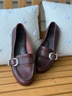 Børn Burgundy Pebbled Leather Ornate Silver Buckle Loafers